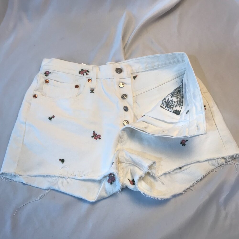 Levi's Levis Premium Women's 501 White Flower Shorts Jeans Size 30 Raw Hem - Picture 3 of 12